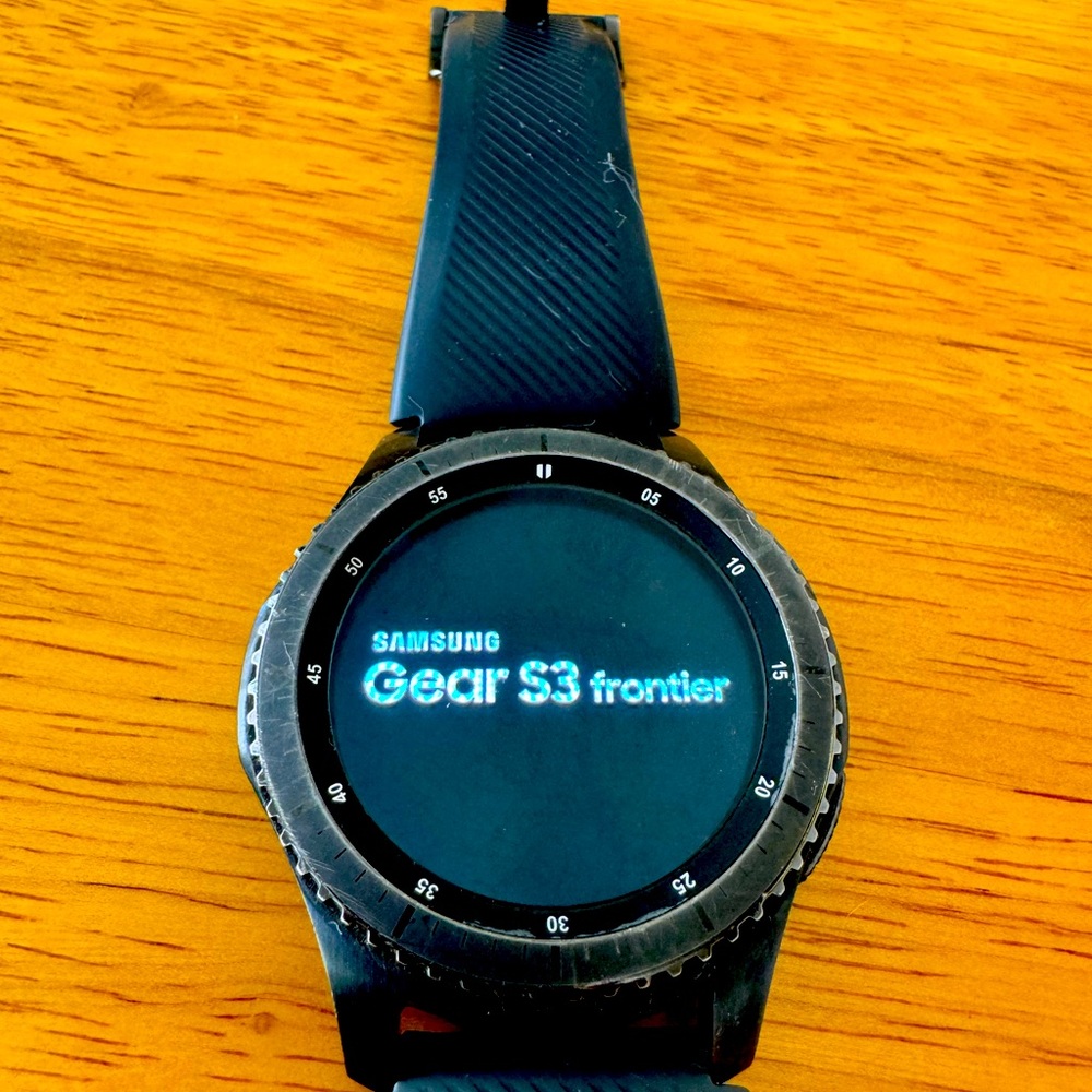 Samsung Gear S3 Frontier Smartwatch + Wireless Charger. Brand new band Size L.